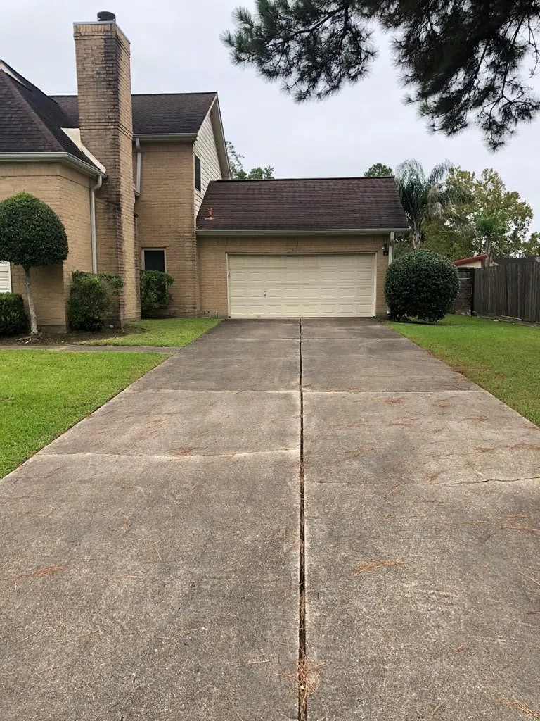 Homes For Sale In TX Friendswood 77546 – Killarney 3BR Driveway